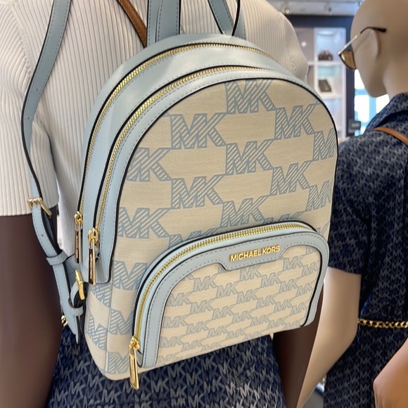 Michael Kors Jaycee Medium Logo Zip Pocket Backpack
35S3G8TB2J
Vista Blue - Picture 11 of 16